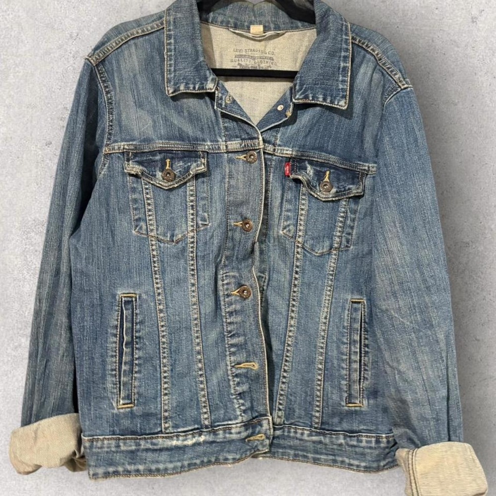 Nicely Distressed Levi's Denim Jacket Size XL‎